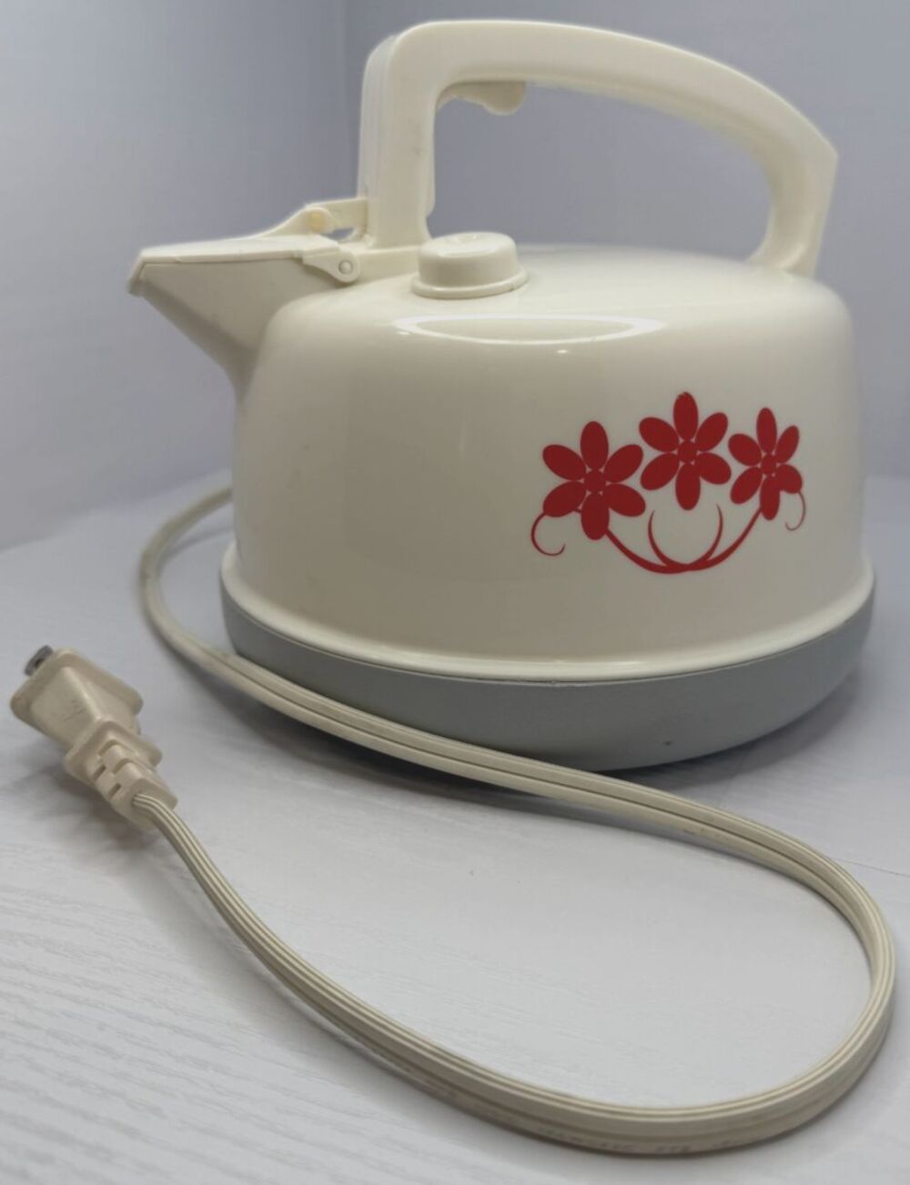 Vintage Kitchen Gourmet Electric Whistling Kettle Model H14A-0695 - 4 Cups 1 Qt